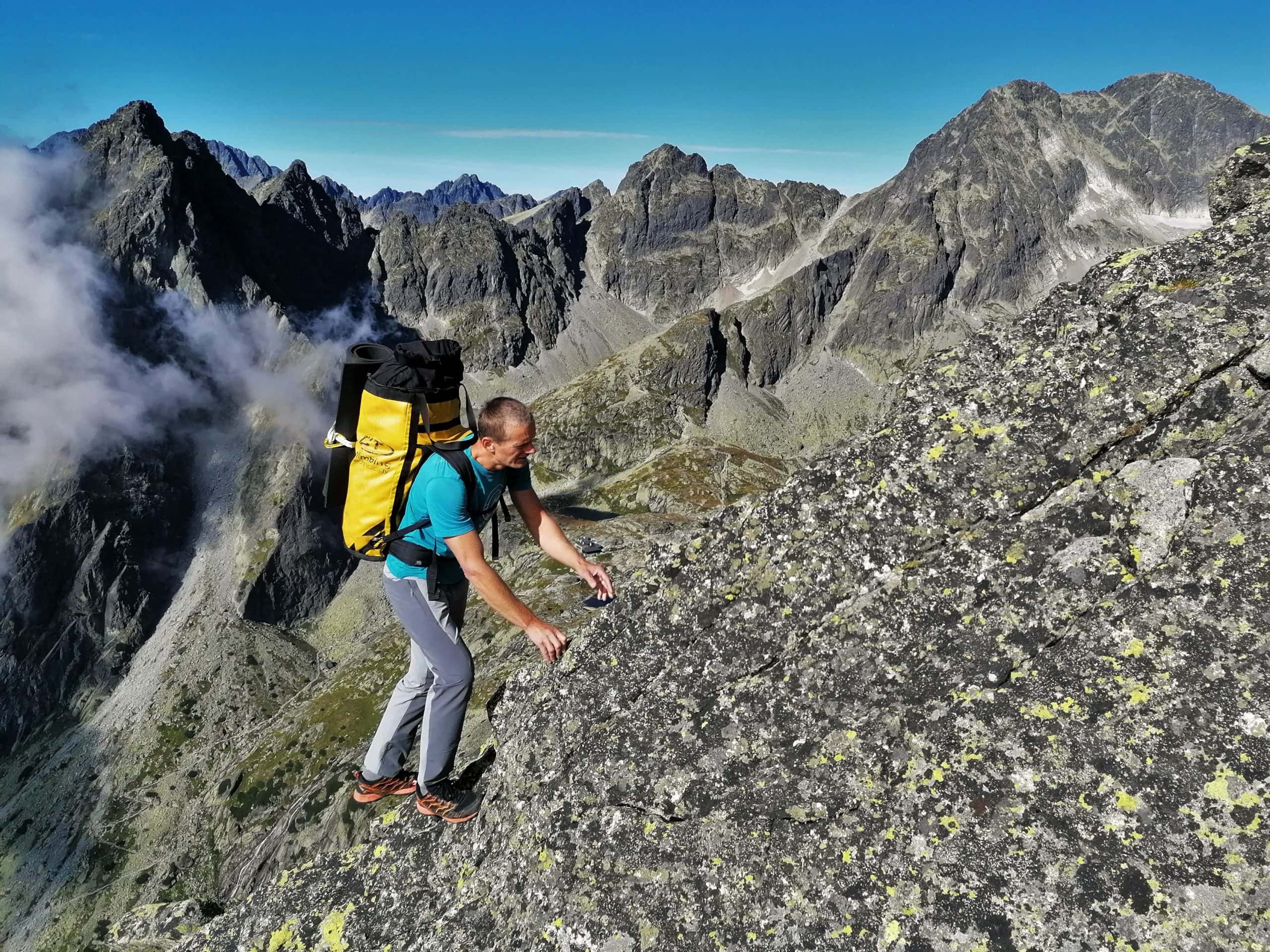 01 Nastup pod stenu scaled